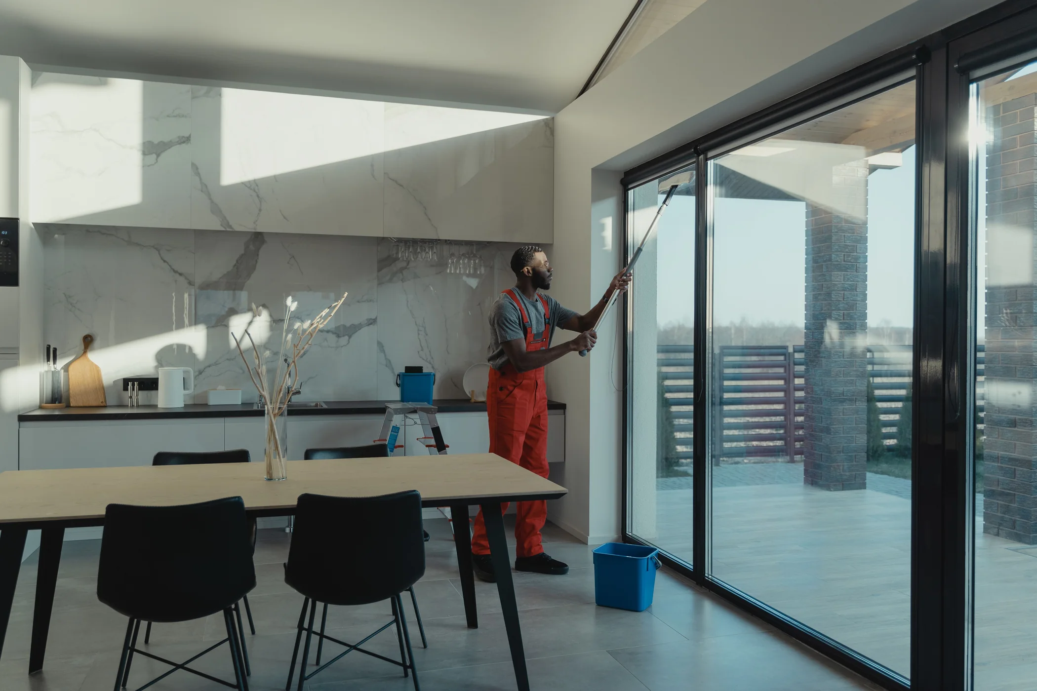 Fensterreiniger bei der Reinigung einer großen Glasfront