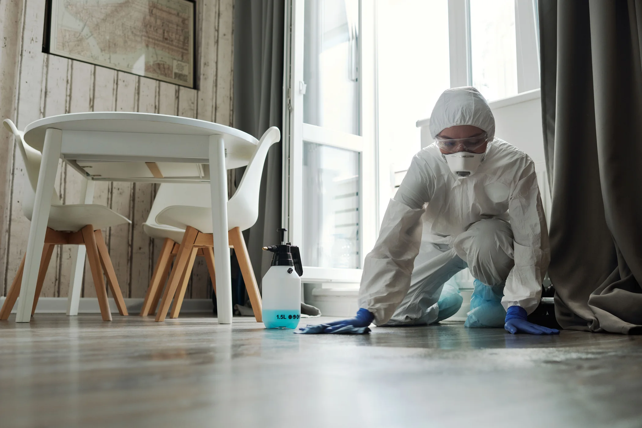 Reinigungskraft säubert einen Boden gründlich mit Tuch und Reinigungsmittel