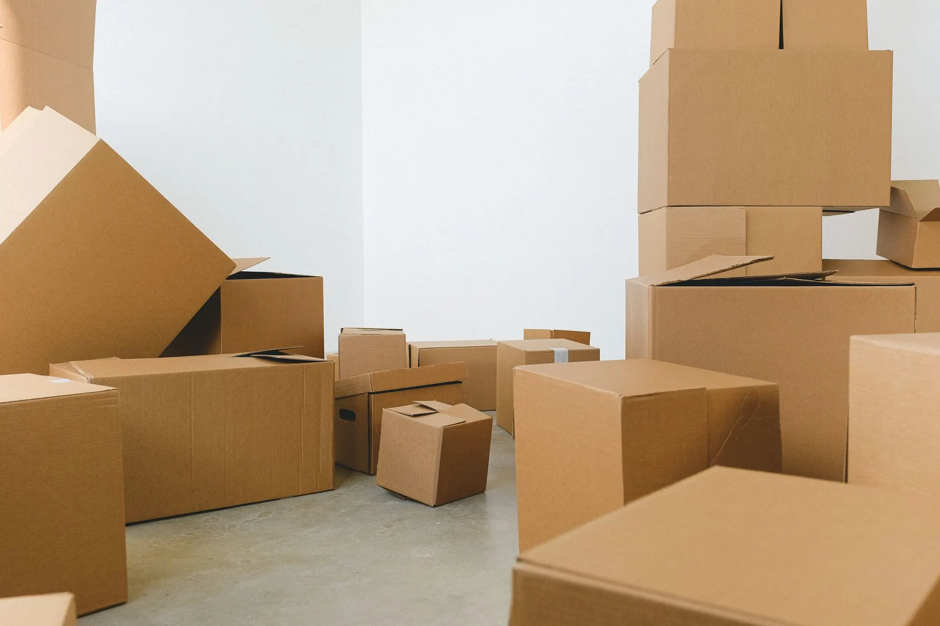 Umzugskartons in einer hellen Wohnung vor einem geplanten Umzug